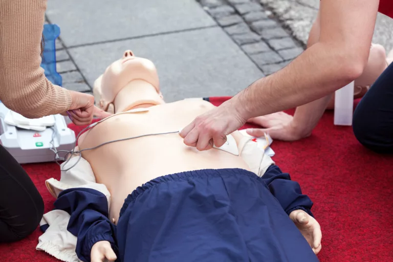 Första hjälpen-träning med hjälp av automatisk extern defibrillator.