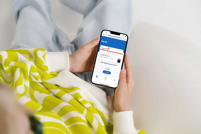 SPR ensiaputodistus puhelimella mobiilitodistuksena.